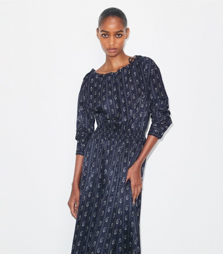 Tory Burch diseñador vestidos Vestido de seda en Medium Navy Paisley detalle en modelo
