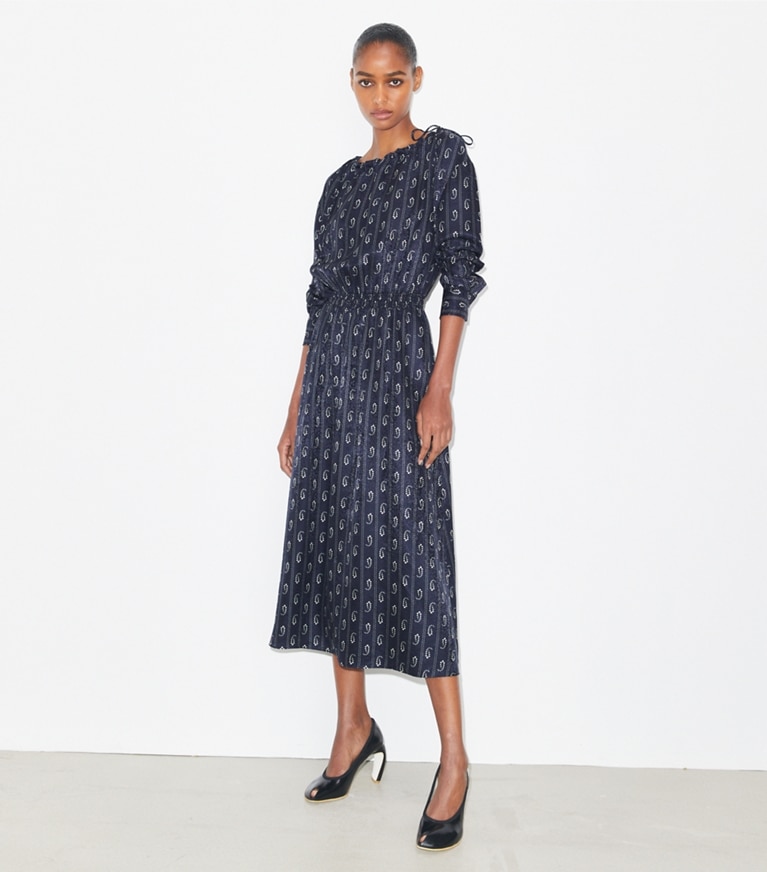 Tory Burch diseñador vestidos Vestido de seda en Medium Navy Paisley frente en modelo