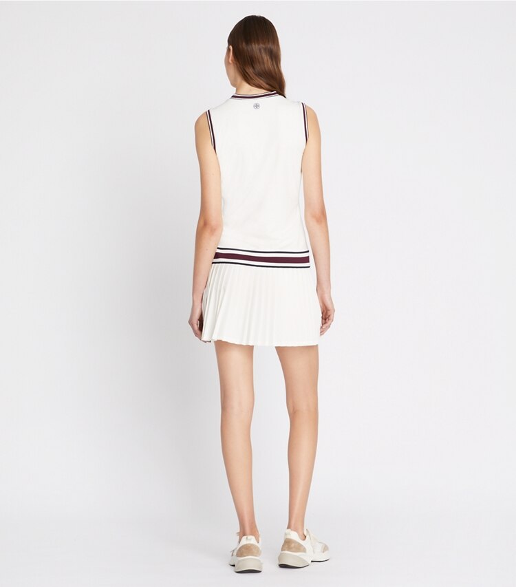 Tory Burch diseñador vestidos Vestido de tenis con cuello en V de jersey de alto rendimiento en Snow White parte posterior en modelo