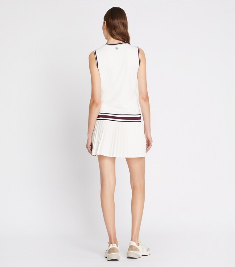 Tory Burch diseñador vestidos Vestido de tenis con cuello en V de jersey de alto rendimiento en Snow White parte posterior en modelo