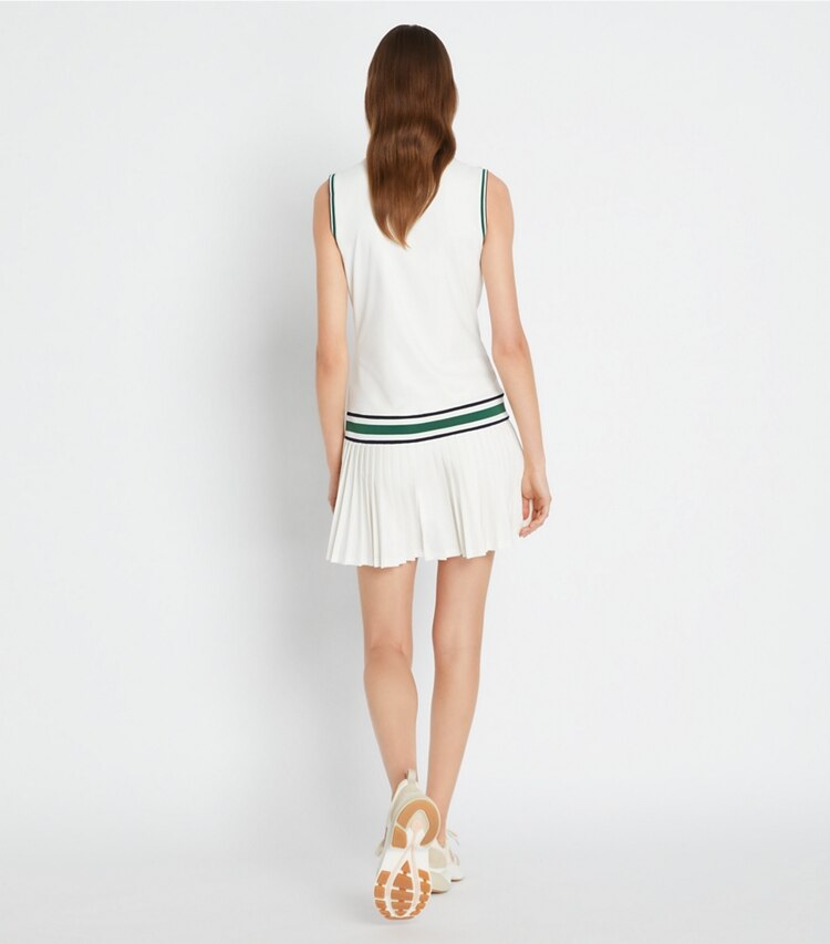 Tory Burch diseñador vestidos Vestido de tenis con cuello en V de jersey de alto rendimiento en Snow White / Evergreen parte posterior en modelo