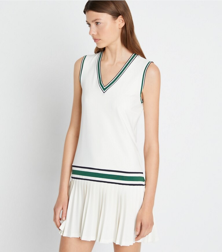 Tory Burch diseñador vestidos Vestido de tenis con cuello en V de jersey de alto rendimiento en Snow White / Evergreen detalle en modelo