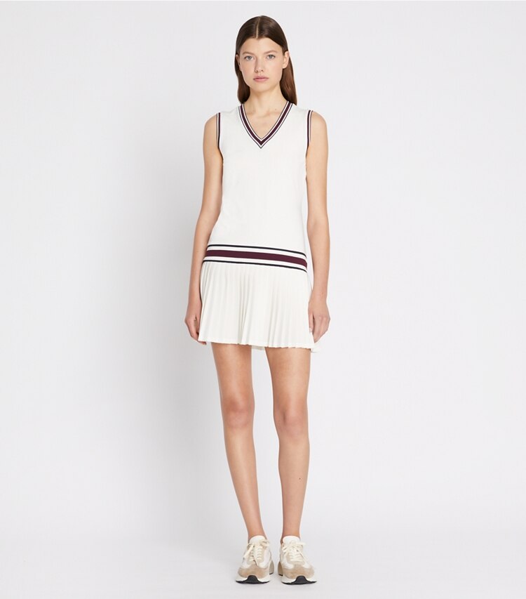 Tory Burch diseñador vestidos Vestido de tenis con cuello en V de jersey de alto rendimiento en Snow White frente en modelo