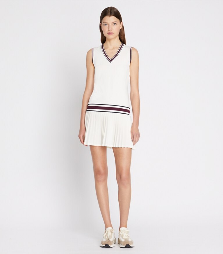 Tory Burch diseñador vestidos Vestido de tenis con cuello en V de jersey de alto rendimiento en Snow White frente en modelo