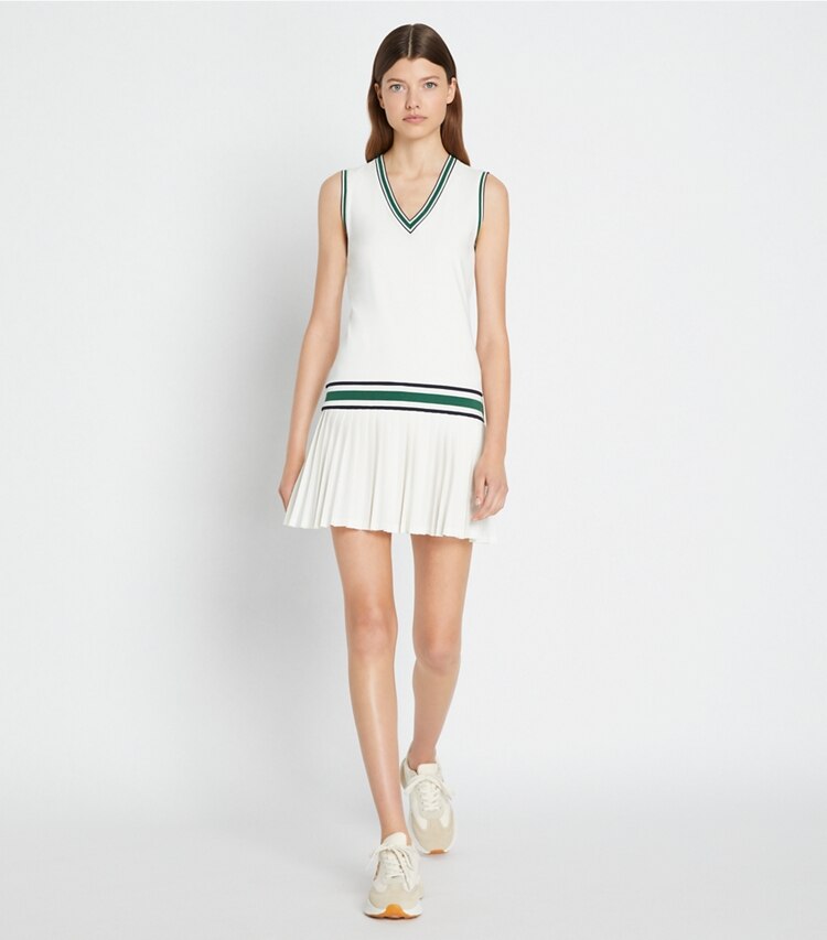 Tory Burch diseñador vestidos Vestido de tenis con cuello en V de jersey de alto rendimiento en Snow White / Evergreen frente en modelo