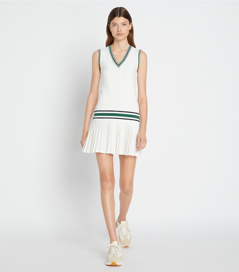 Tory Burch diseñador vestidos Vestido de tenis con cuello en V de jersey de alto rendimiento en Snow White / Evergreen frente en modelo