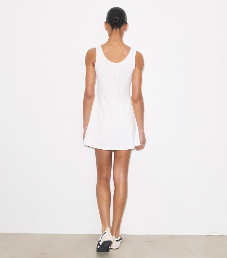 Tory Burch diseñador tops Vestido de tenis con logo en relieve en Snow White parte posterior en modelo