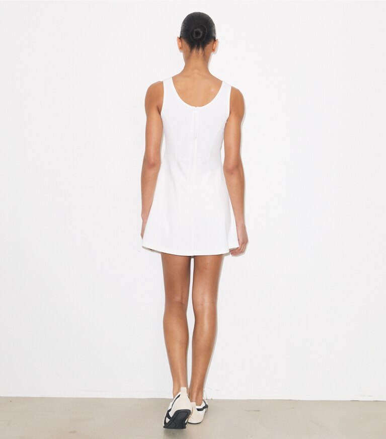 Tory Burch diseñador tops Vestido de tenis con logo en relieve en Snow White parte posterior en modelo