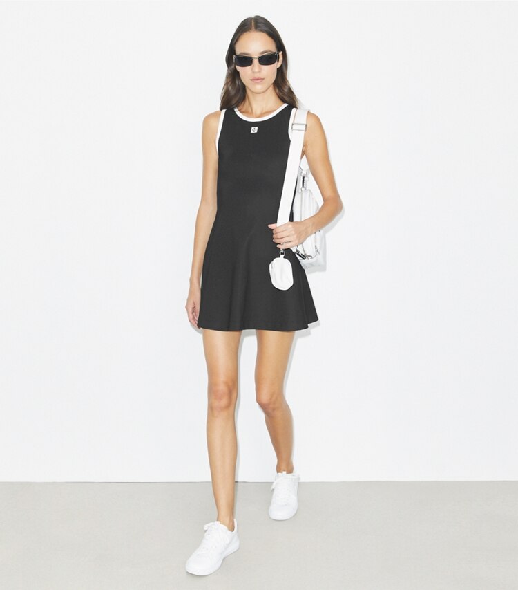 Tory Burch diseñador vestidos Vestido de tenis de jersey con espalda nadadora en Black / Snow White frente en modelo