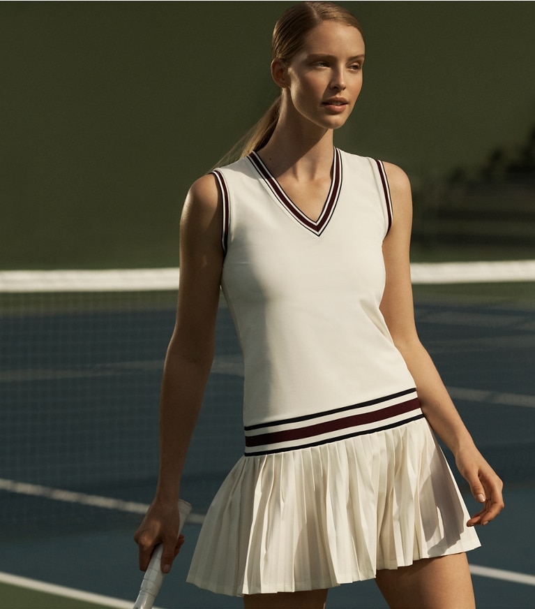 Tory Burch diseñador vestidos Vestido de tenis de jersey de alto rendimiento con cuello en pico en Snow White campaña
