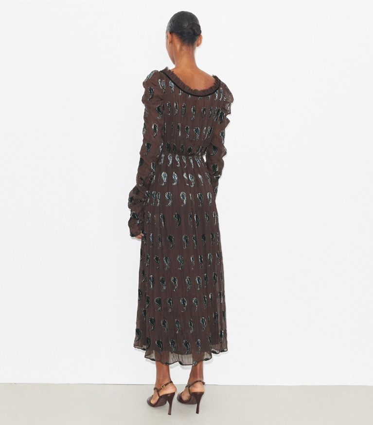 Tory Burch diseñador vestidos Vestido de terciopelo fruncido en Brown Paisley parte posterior en modelo