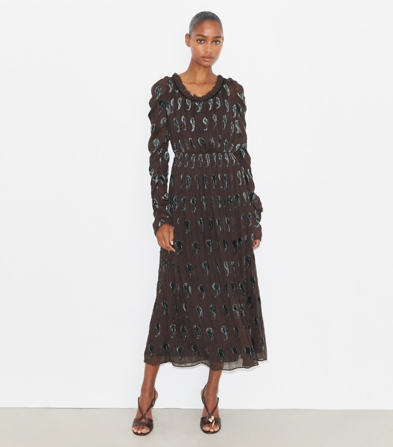 Tory Burch diseñador vestidos Vestido de terciopelo fruncido en Brown Paisley frente en modelo