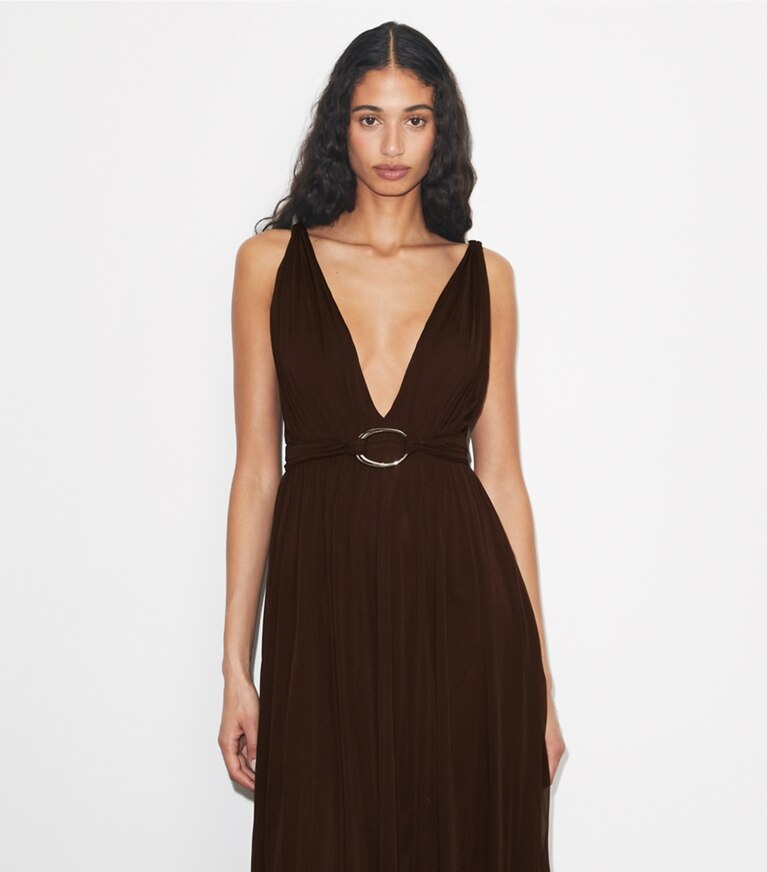 Tory Burch diseñador vestidos Vestido de viscosa con cuello en V en Dark Cocoa detalle en modelo