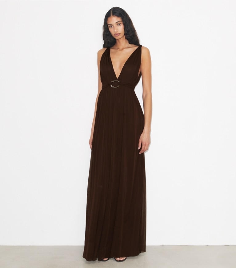 Tory Burch diseñador vestidos Vestido de viscosa con cuello en V en Dark Cocoa frente en modelo