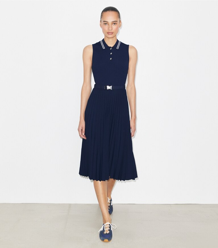 Tory Burch diseñador vestidos Vestido de viscosa plisada en Tory Navy frente en modelo