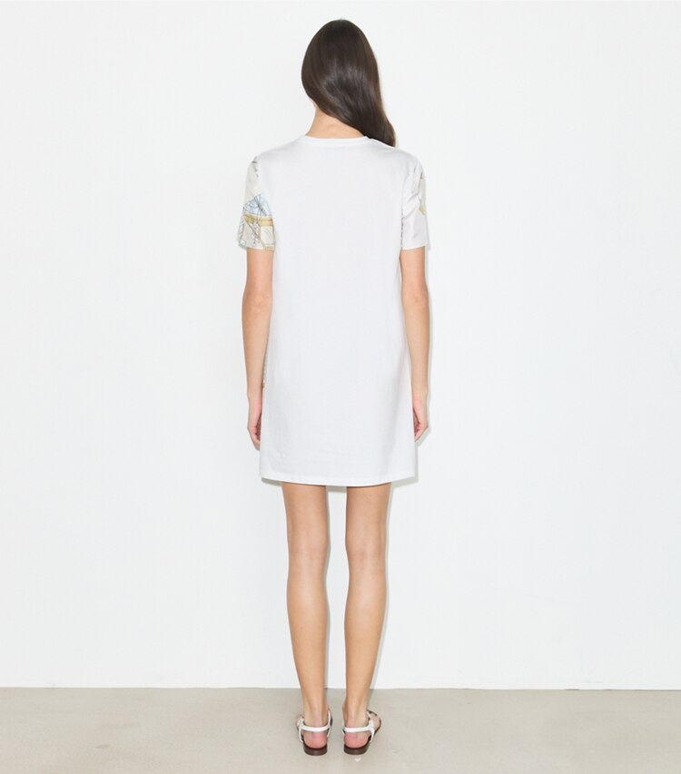 Tory Burch diseñador vestidos Vestido estilo camiseta con parte delantera de seda estampada en Neutral Pool parte posterior en modelo