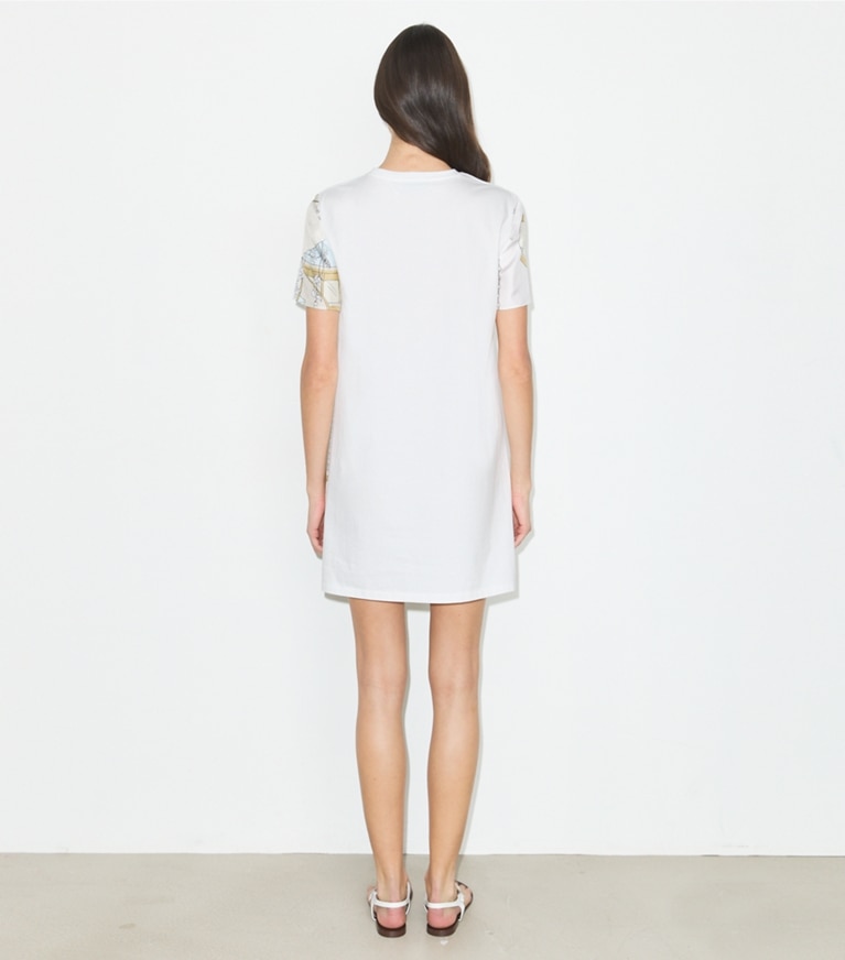 Tory Burch diseñador vestidos Vestido estilo camiseta con parte delantera de seda estampada en Neutral Pool parte posterior en modelo
