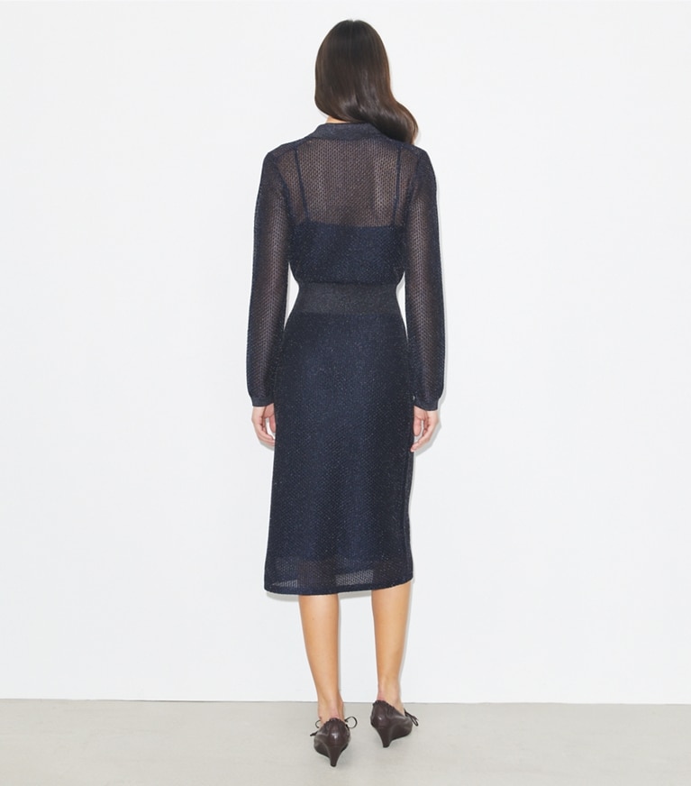 Tory Burch diseñador vestidos Vestido estilo polo metalizado en Black / Blue Shimmer parte posterior en modelo