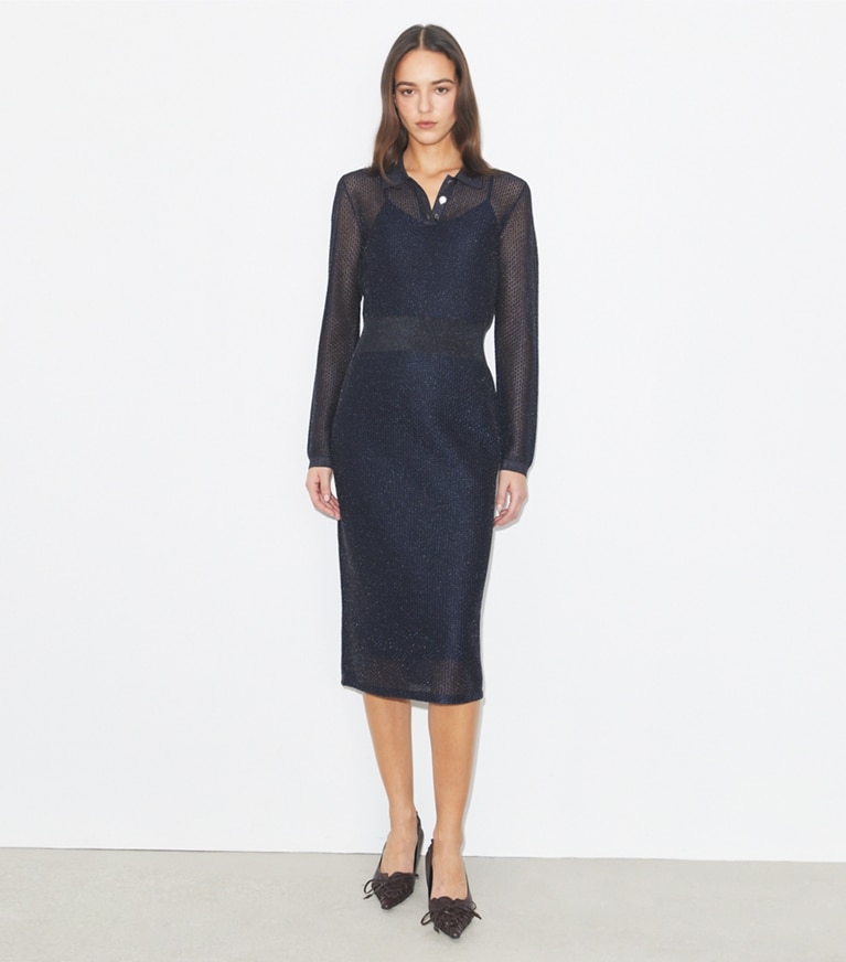 Tory Burch diseñador vestidos Vestido estilo polo metalizado en Black / Blue Shimmer frente en modelo