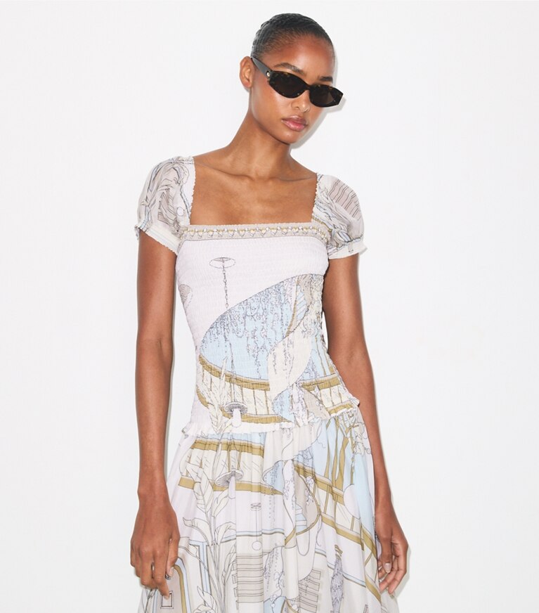 Tory Burch diseñador vestidos Vestido fruncido estampado en Neutral Pool detalle en modelo