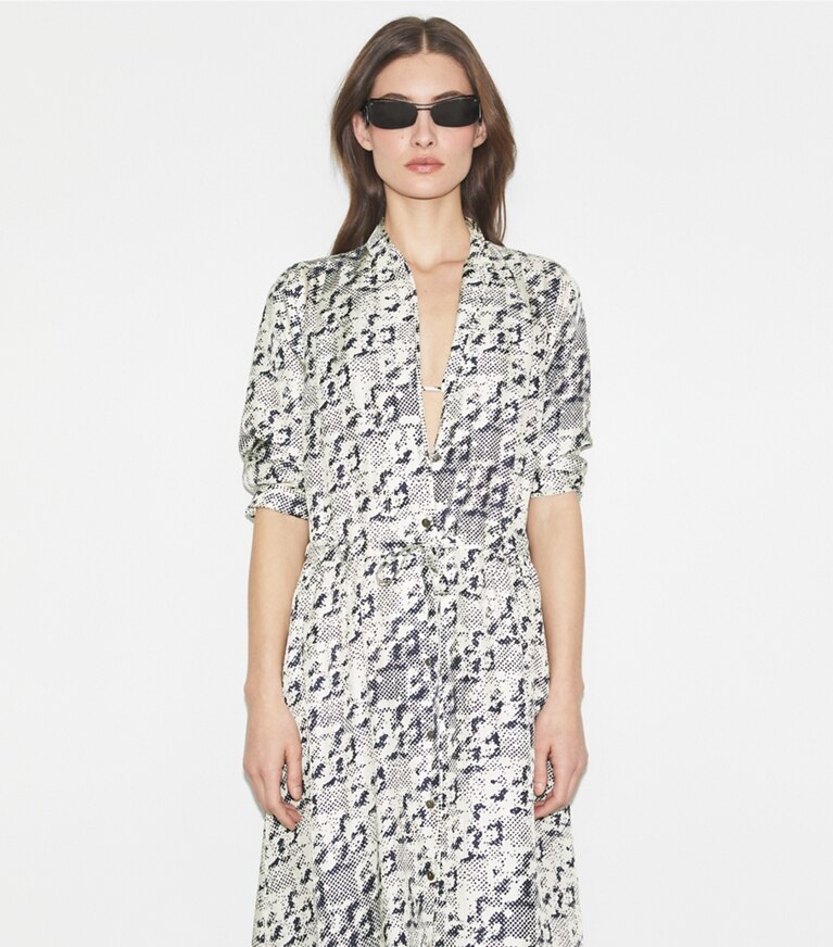 Tory Burch diseñador vestidos Vestido midi de seda en New Ivory Distressed Pixelated Logo detalle en modelo