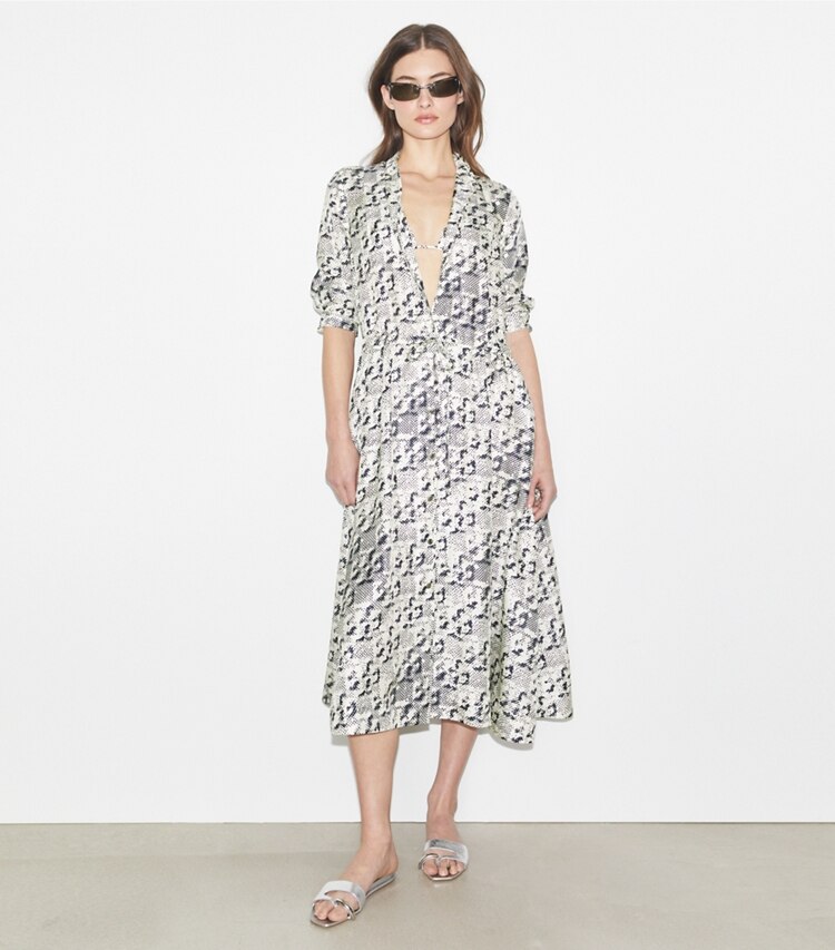Tory Burch diseñador vestidos Vestido midi de seda en New Ivory Distressed Pixelated Logo frente en modelo