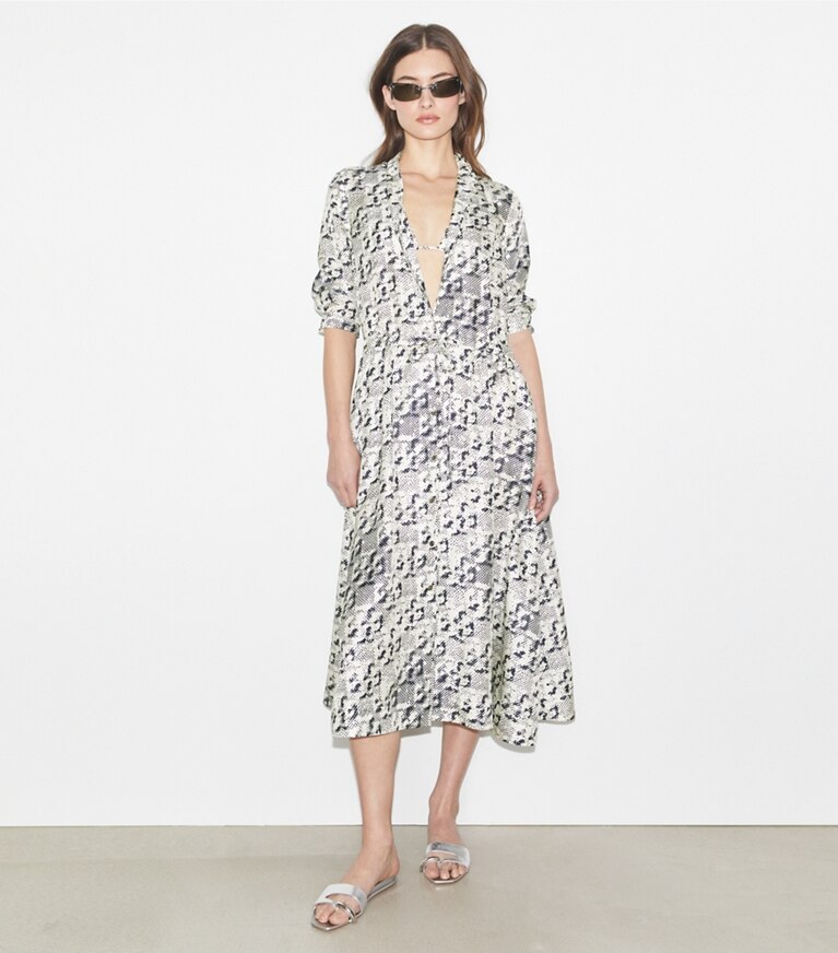 Tory Burch diseñador vestidos Vestido midi de seda en New Ivory Distressed Pixelated Logo frente en modelo