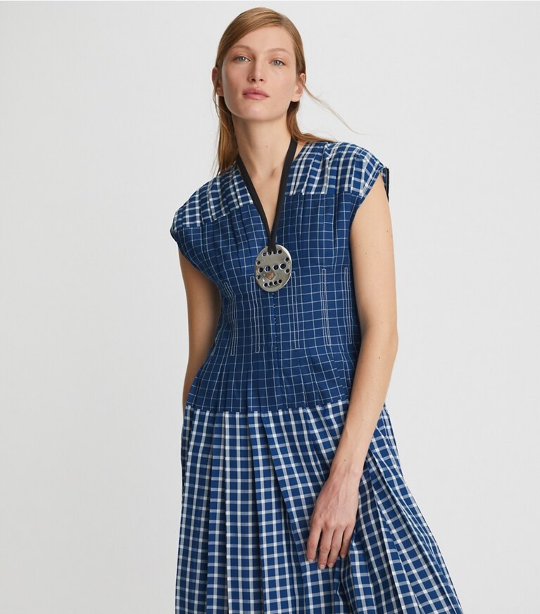 Tory Burch diseñador vestidos Vestido pícnic de seda a cuadros Claire McCardell en Blue / White en el modelo (detalle)