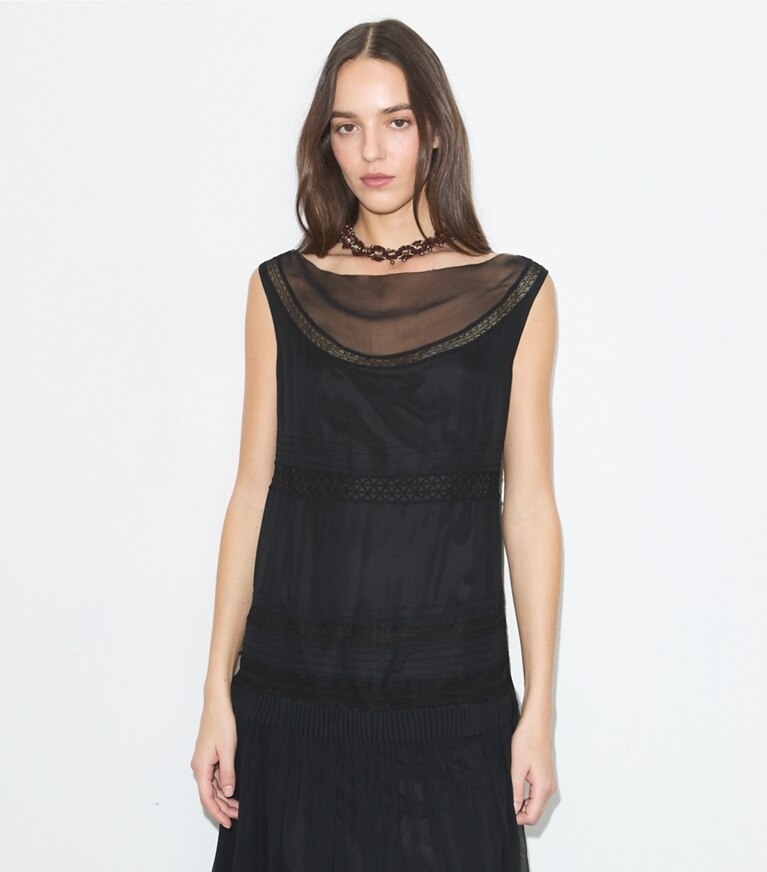 Tory Burch diseñador vestidos Vestido plisado de encaje de seda en BLACK detalle en modelo