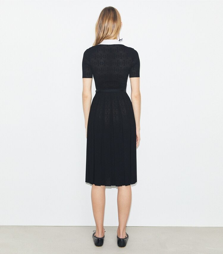 Tory Burch diseñador vestidos Vestido plisado de pointelle con monograma T en White / Black parte posterior en modelo