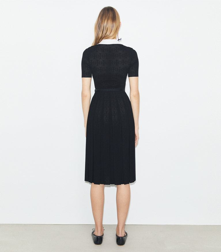 Tory Burch diseñador vestidos Vestido plisado de pointelle con monograma T en White / Black parte posterior en modelo