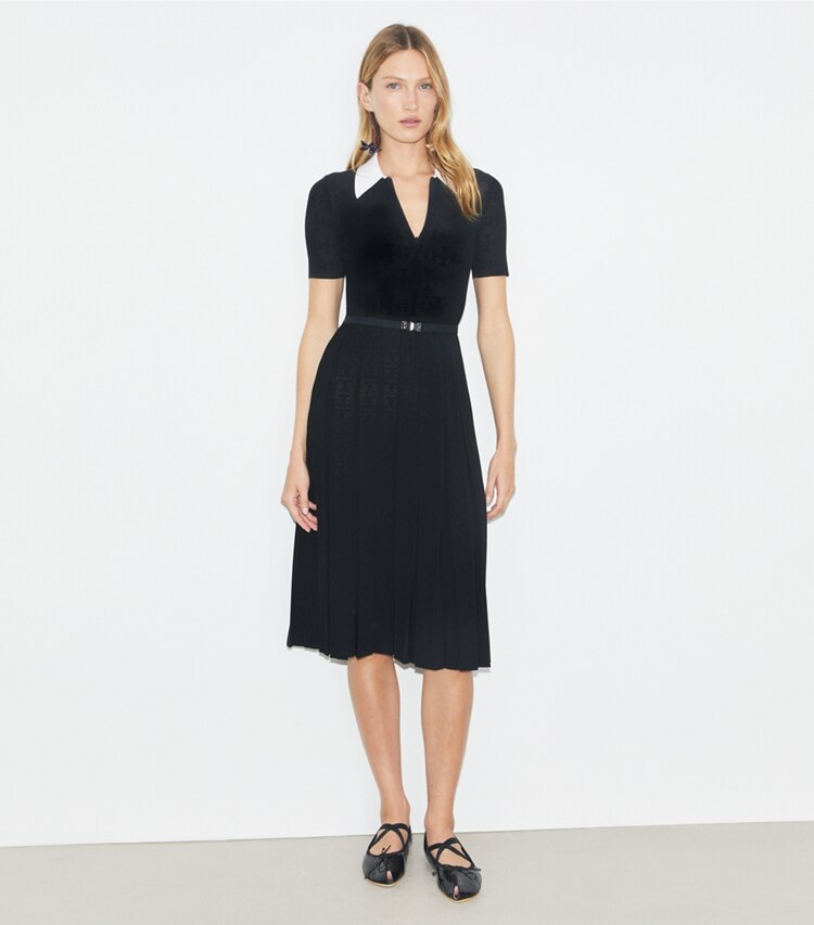 Tory Burch diseñador vestidos Vestido plisado de pointelle con monograma T en White / Black frente en modelo