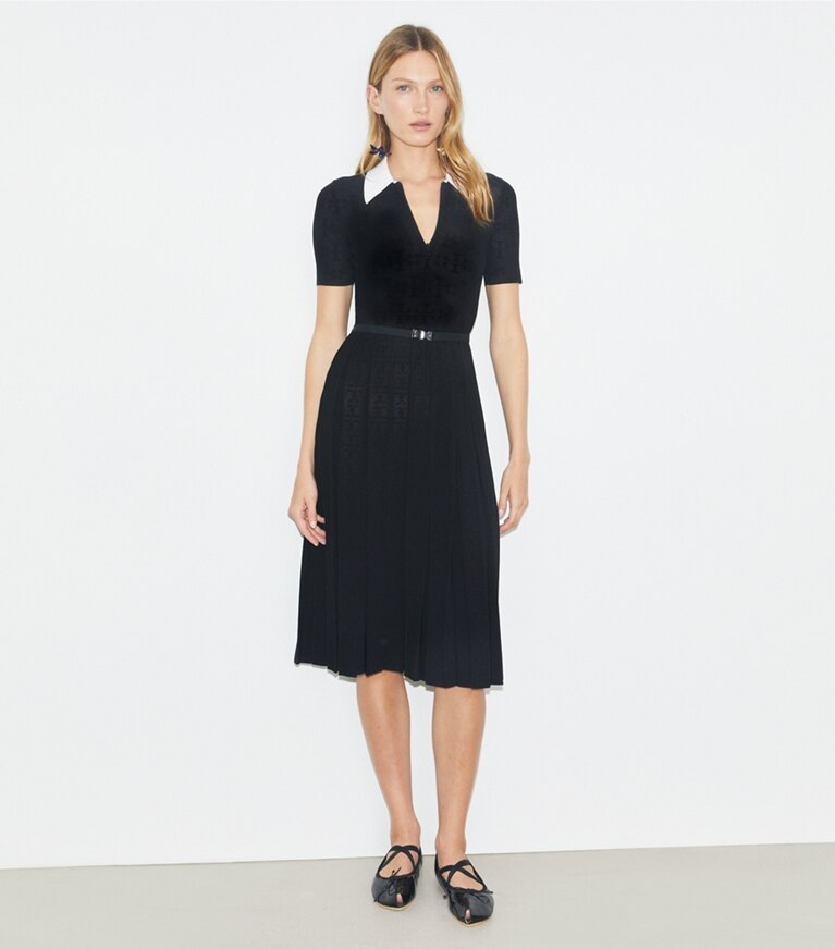 Tory Burch diseñador vestidos Vestido plisado de pointelle con monograma T en White / Black frente en modelo