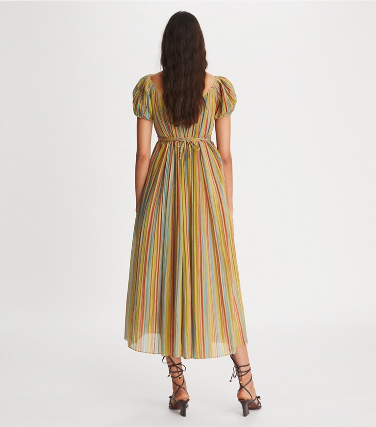 Tory Burch diseñador vestidos Vestido plisado en Multi Stripe en el modelo (espalda)