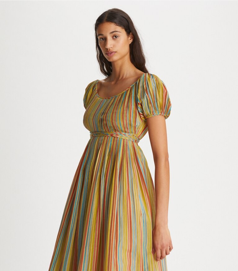 Tory Burch diseñador vestidos Vestido plisado en Multi Stripe en el modelo (detalle)