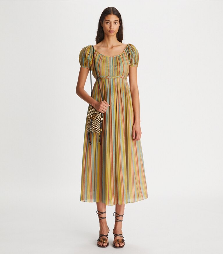Tory Burch diseñador vestidos Vestido plisado en Multi Stripe en el modelo (frente)