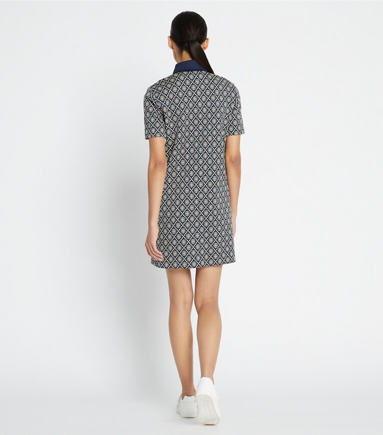Tory Sport diseñador vestidos Vestido polo de nailon con monograma de T en TORY NAVY T MONOGRAM SMALL SPORT en el modelo (espalda)