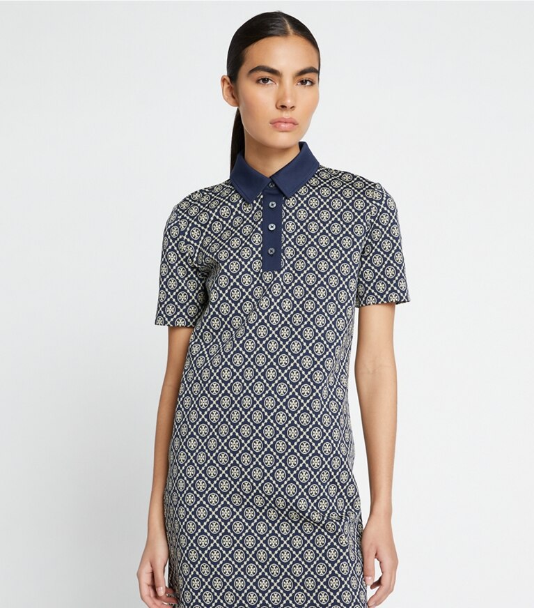 Tory Sport diseñador vestidos Vestido polo de nailon con monograma de T en TORY NAVY T MONOGRAM SMALL SPORT en el modelo (detalle)