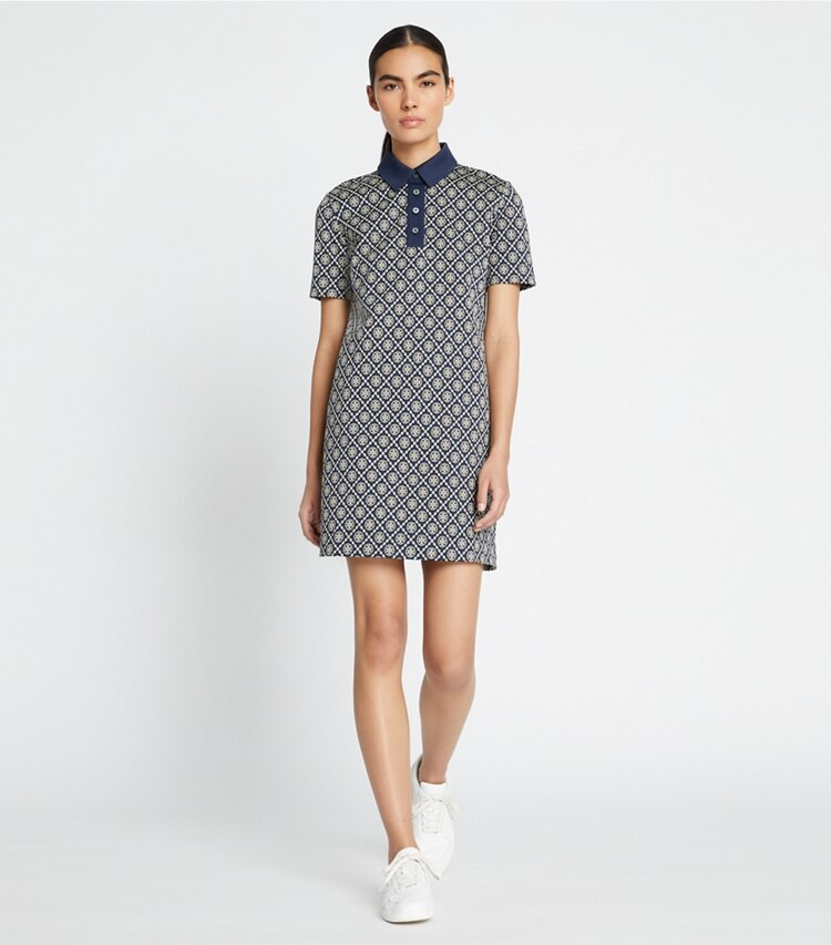 Tory Sport diseñador vestidos Vestido polo de nailon con monograma de T en TORY NAVY T MONOGRAM SMALL SPORT en el modelo (frente)