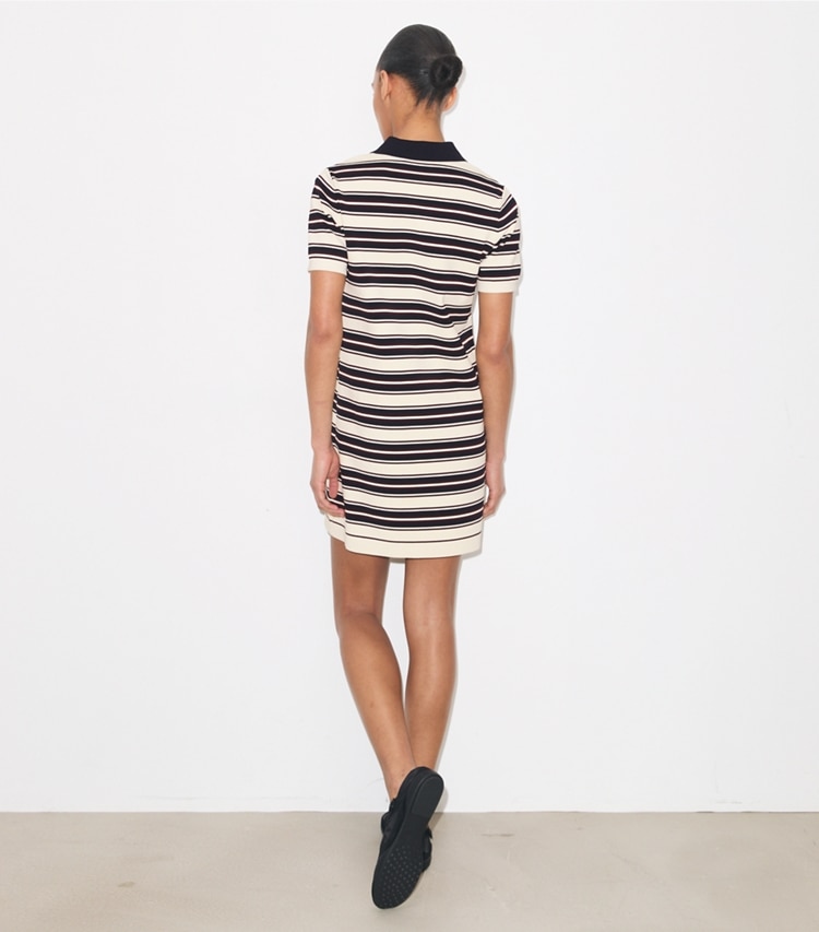 Tory Sport diseñador vestidos Vestido polo de viscosa en Ivory Stripe parte posterior en modelo
