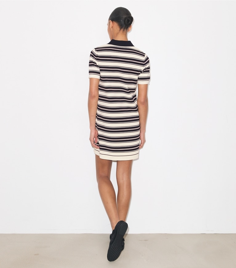 Tory Sport diseñador vestidos Vestido polo de viscosa en Ivory Stripe parte posterior en modelo