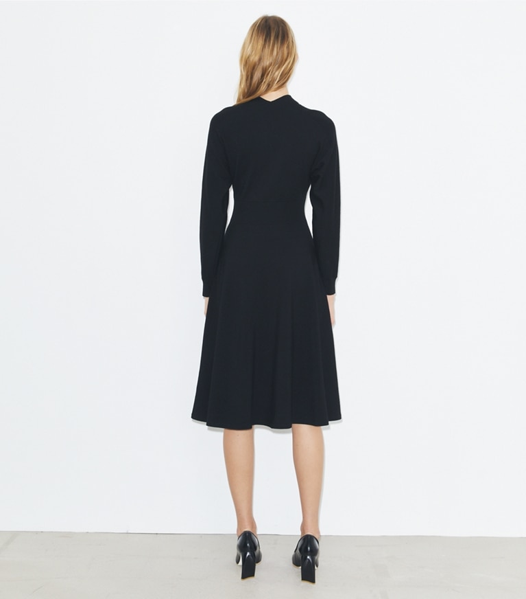 Tory Burch diseñador vestidos Vestido suéter en Black parte posterior en modelo