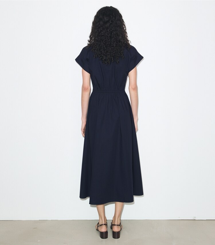 Tory Burch diseñador vestidos Vestido tipo camisa de poplín de algodón en Medium Navy parte posterior en modelo