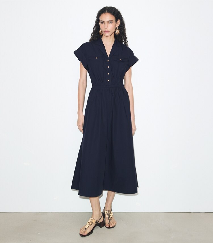 Tory Burch diseñador vestidos Vestido tipo camisa de poplín de algodón en Medium Navy frente en modelo