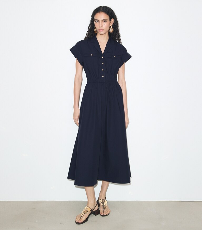 Tory Burch diseñador vestidos Vestido tipo camisa de poplín de algodón en Medium Navy frente en modelo