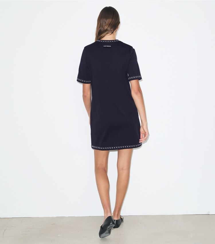Tory Burch diseñador vestidos Vestido tipo camiseta de algodón bordado en Medium Navy parte posterior en modelo