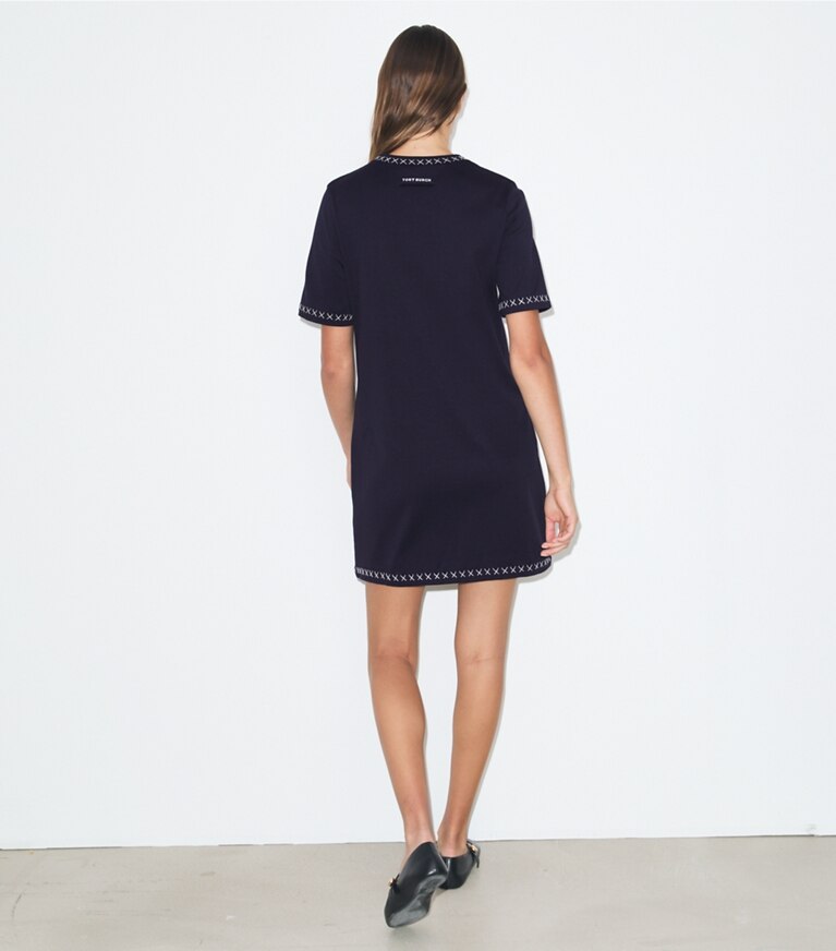 Tory Burch diseñador vestidos Vestido tipo camiseta de algodón bordado en Medium Navy parte posterior en modelo