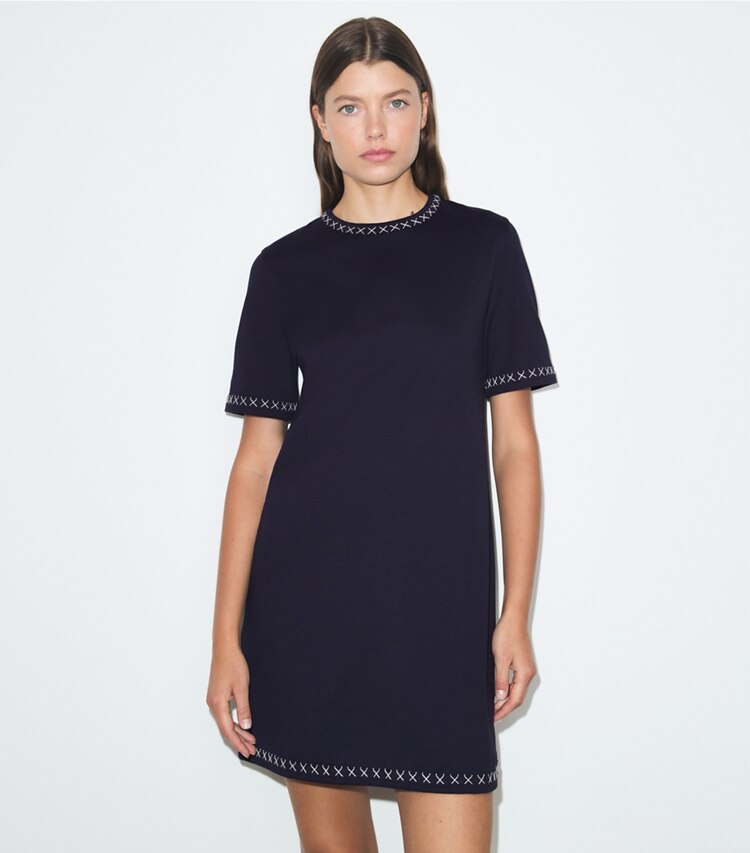Tory Burch diseñador vestidos Vestido tipo camiseta de algodón bordado en Medium Navy detalle en modelo