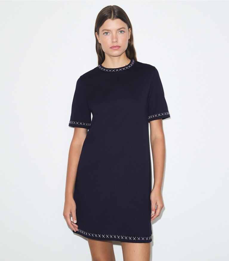 Tory Burch diseñador vestidos Vestido tipo camiseta de algodón bordado en Medium Navy detalle en modelo