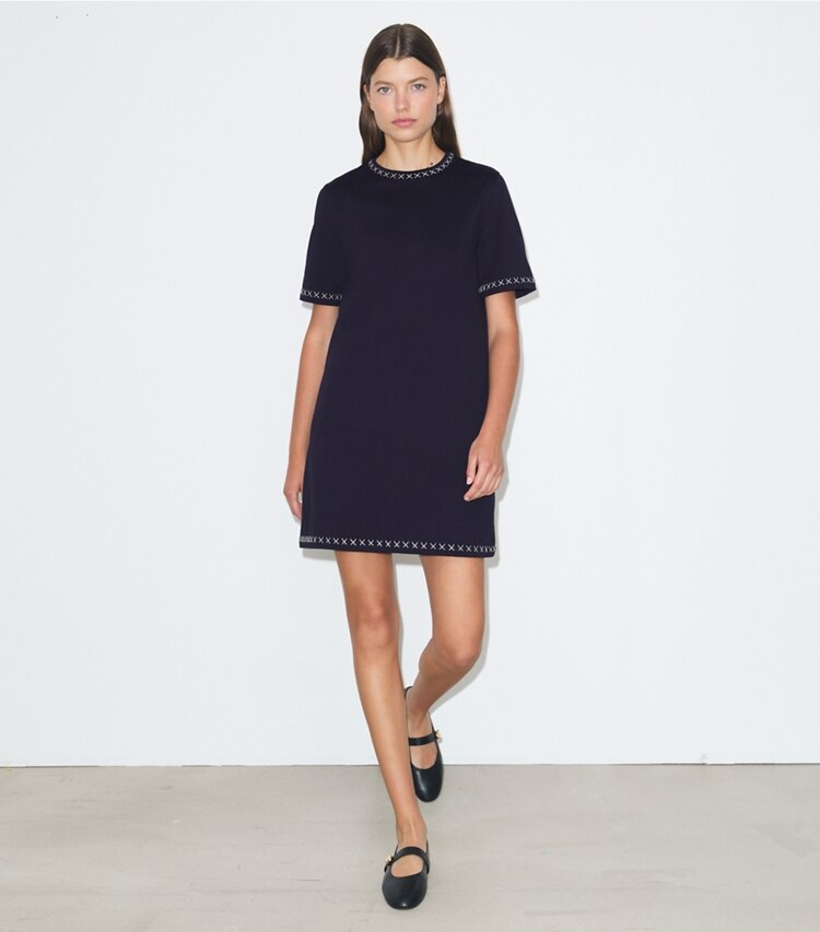 Tory Burch diseñador vestidos Vestido tipo camiseta de algodón bordado en Medium Navy frente en modelo